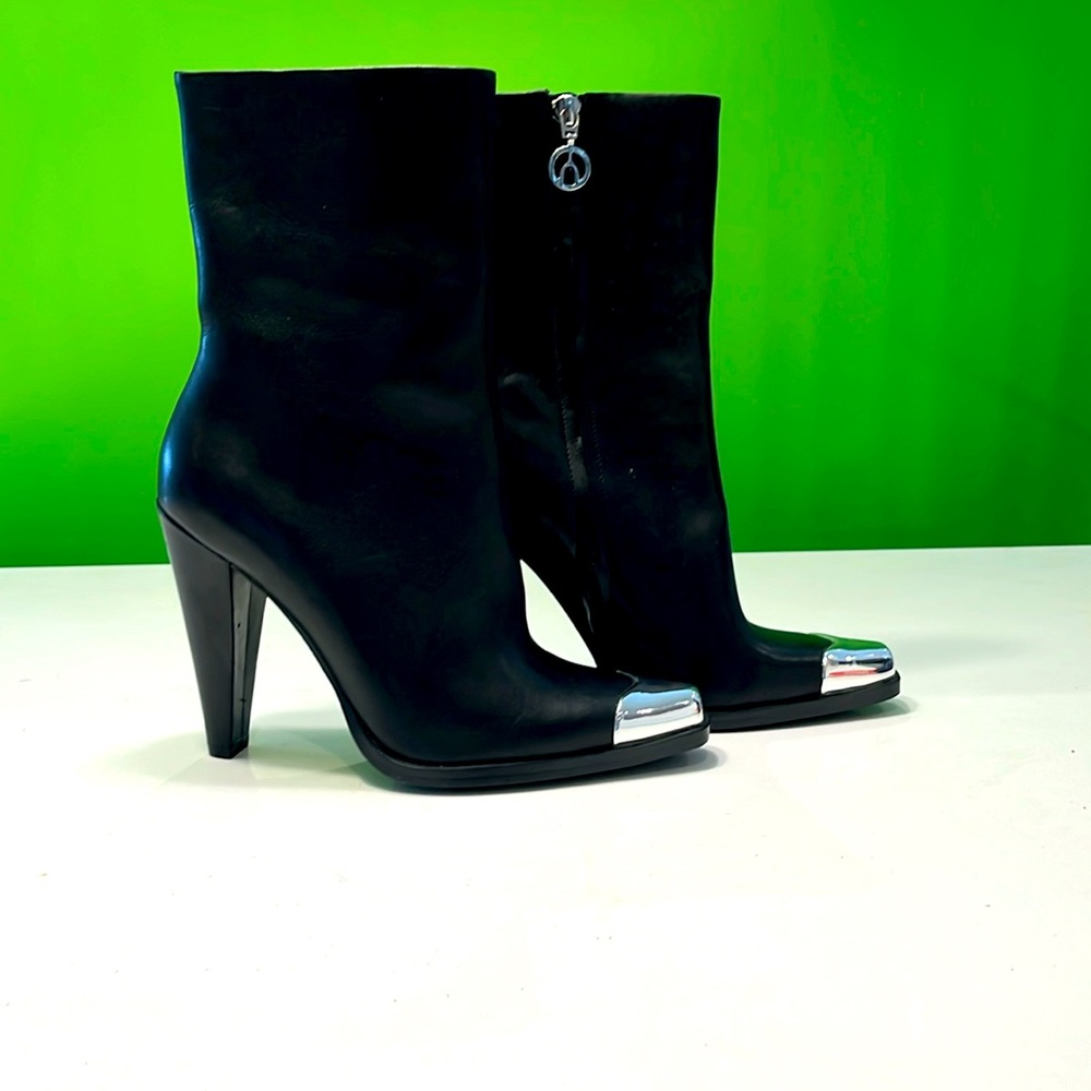 Wishbone leather boots - beautiful - size 8